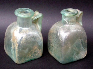 The two glass vessels